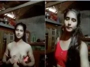 Desi Girl Shows her Boobs