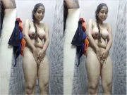 Hot Look Indian Girl Shows Nude Body and Fingering Part 1